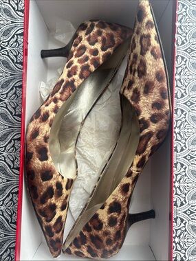 GUESS by Marciano - Kitten heels in leopard print fabric, pointed toe, size 9